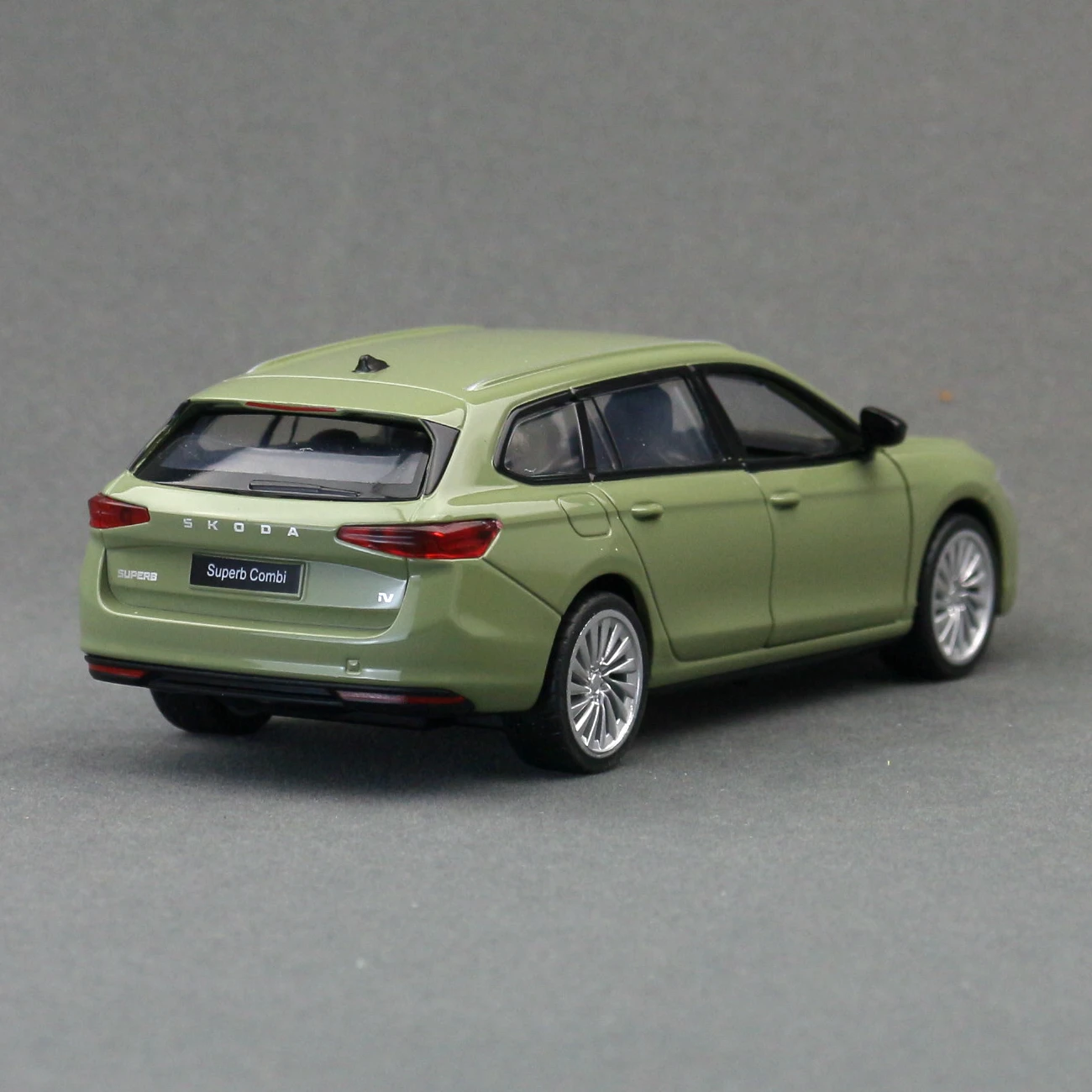Skoda Superb Combi 1:35 Diecast MSZ — imagen 5