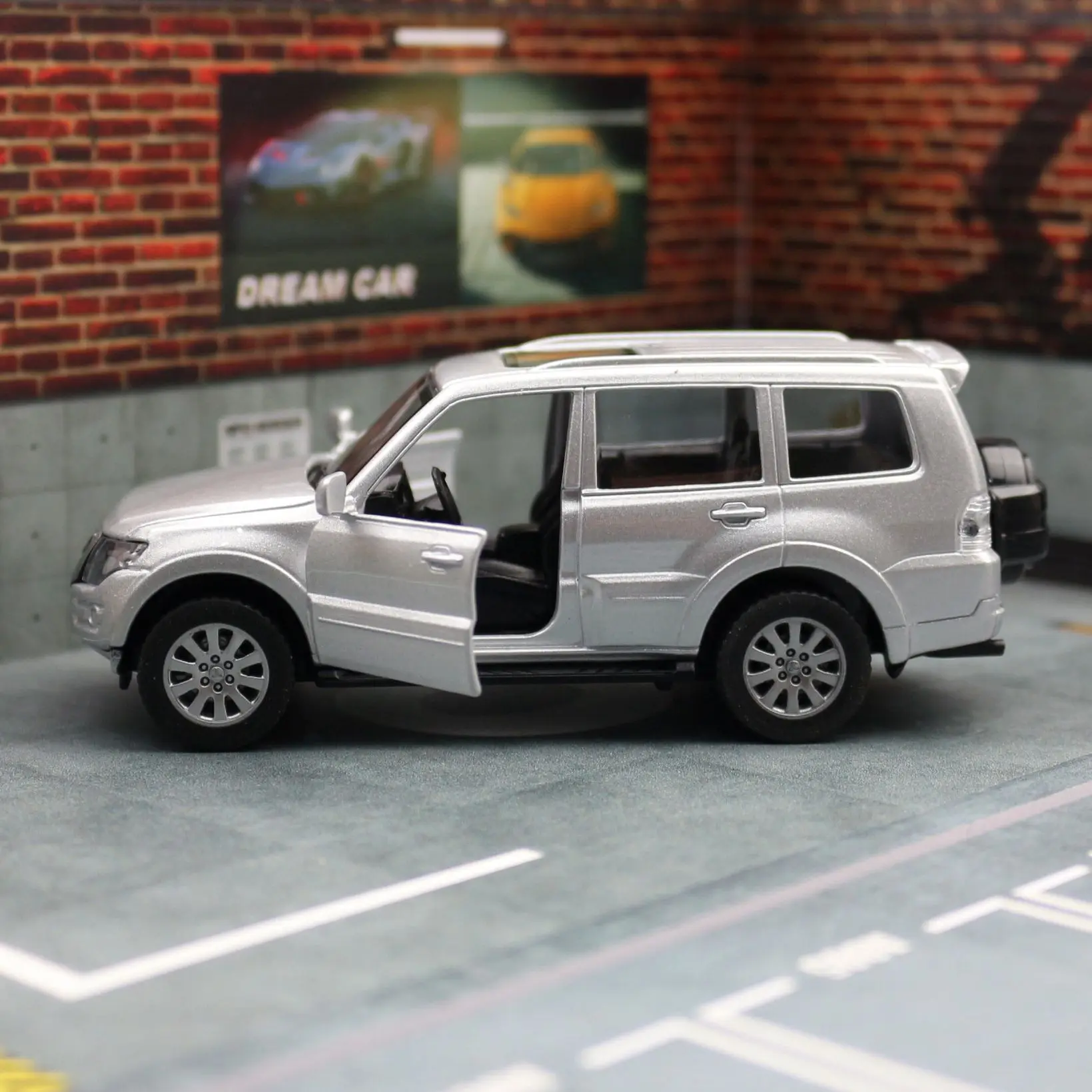 Mitsubishi Pajero Diecast 1:43 — imagen 3