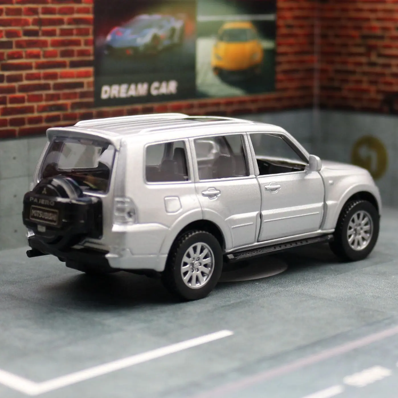 Mitsubishi Pajero Diecast 1:43 — imagen 4