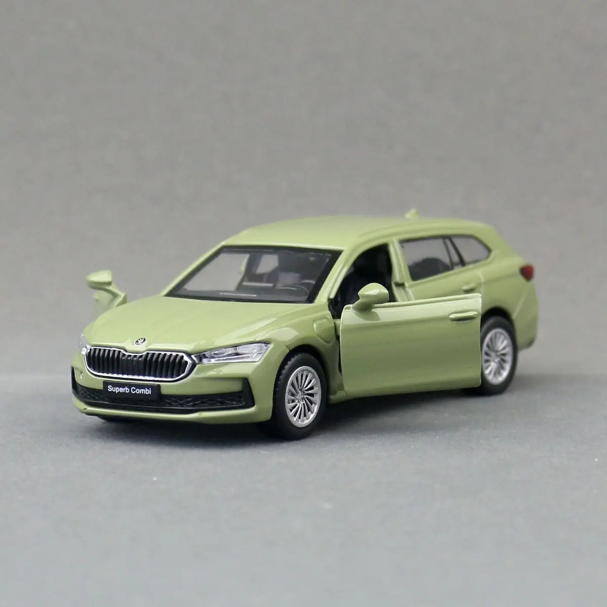 Skoda Superb Combi Escala 1:43 Diecast — imagen 3