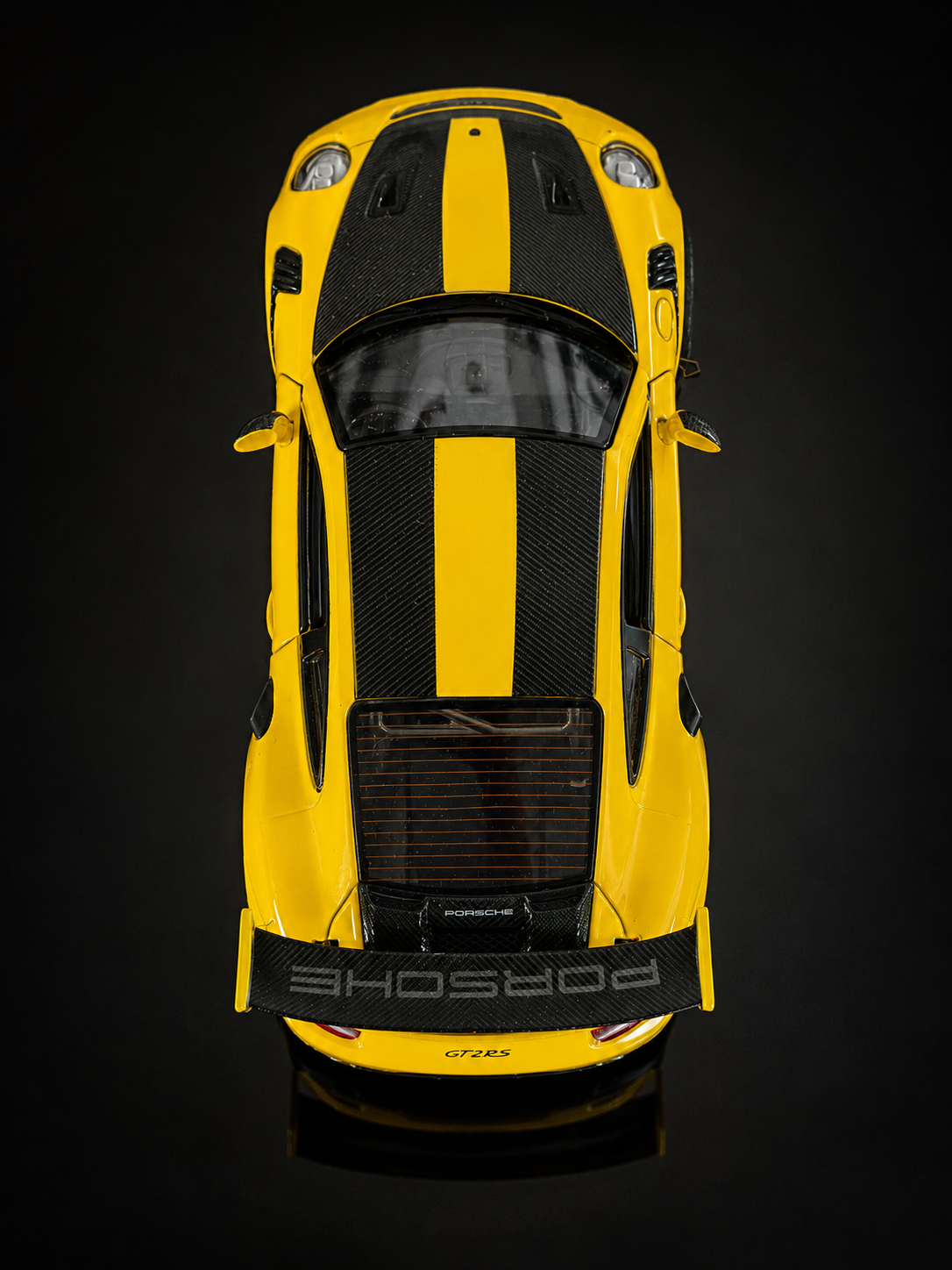 Carro a escala Porsche 911 GT2 RS AMARILLO