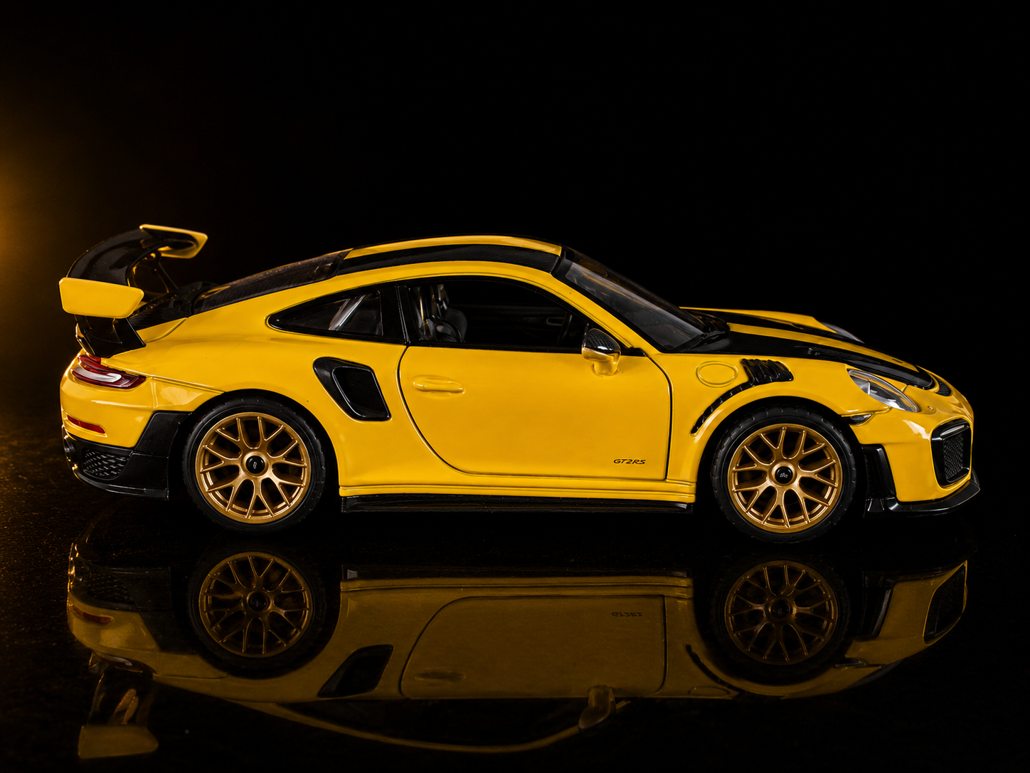 Carro a escala Porsche 911 GT2 RS AMARILLO