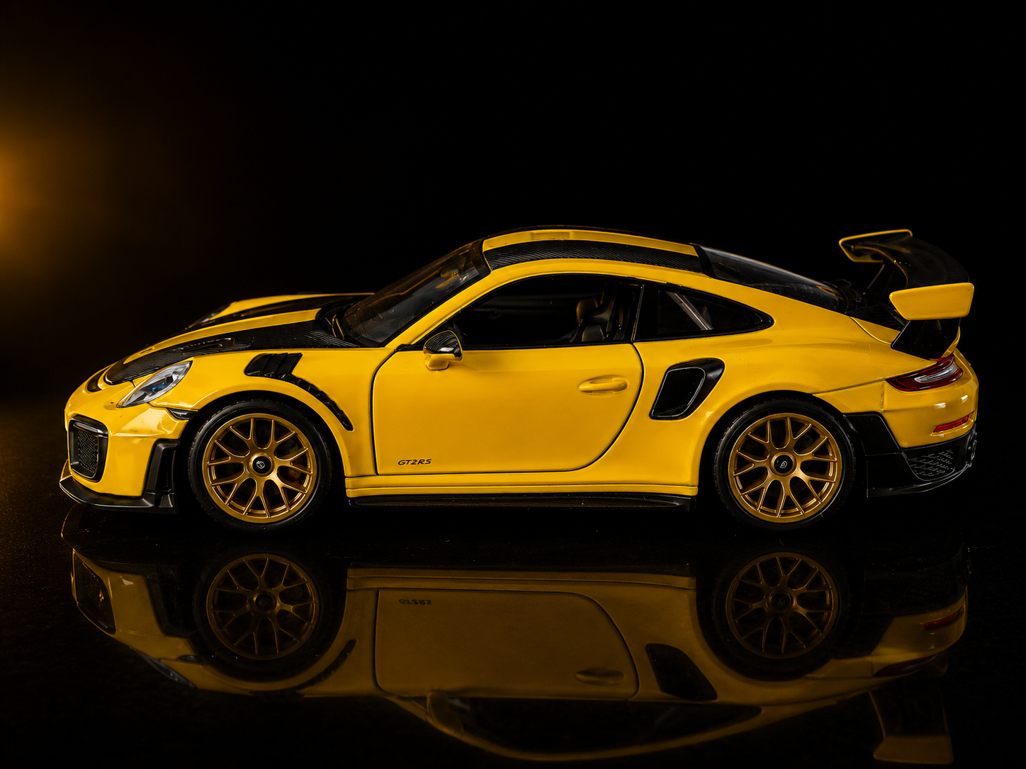 Carro a escala Porsche 911 GT2 RS AMARILLO