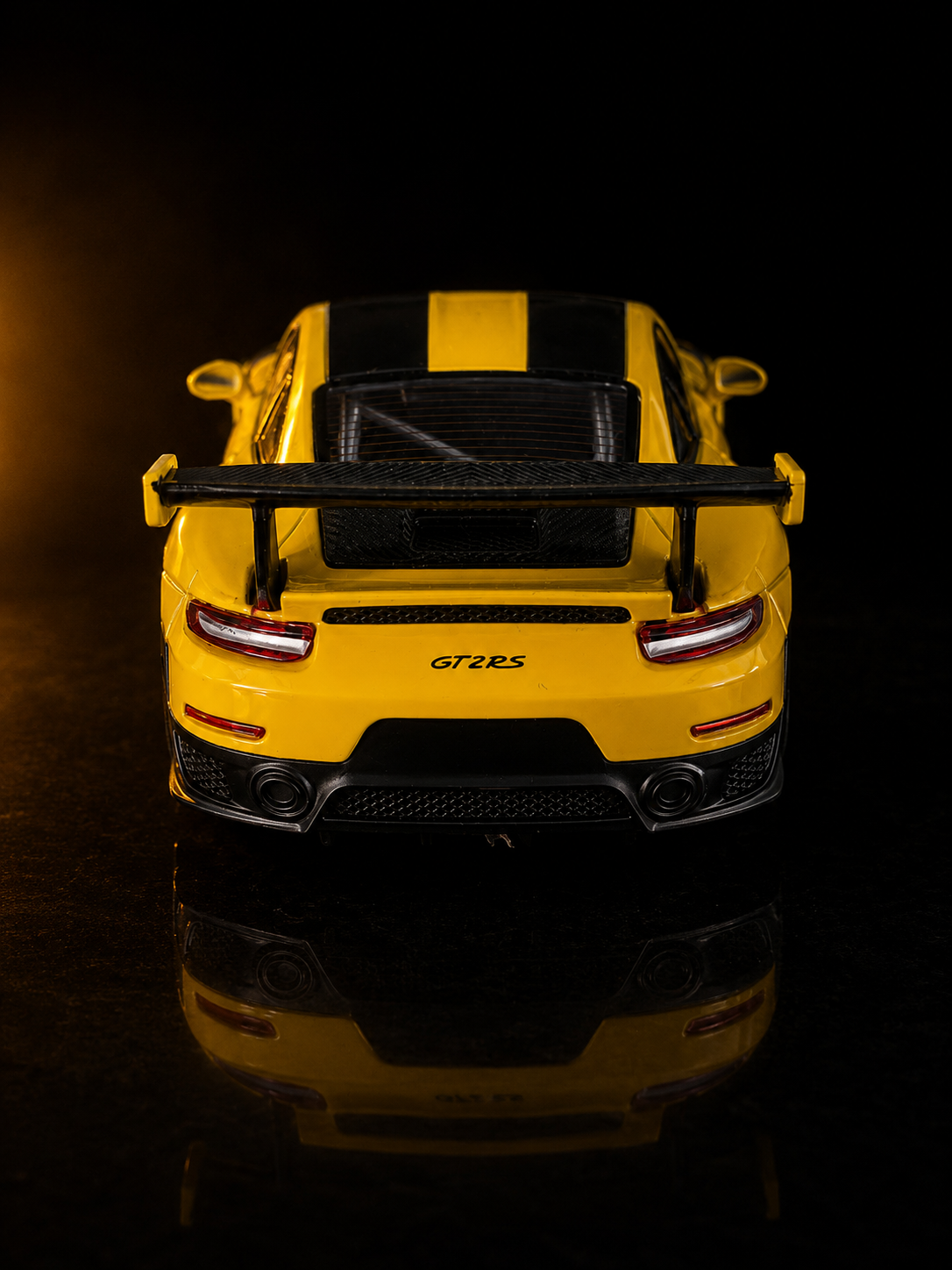 Carro a escala Porsche 911 GT2 RS AMARILLO