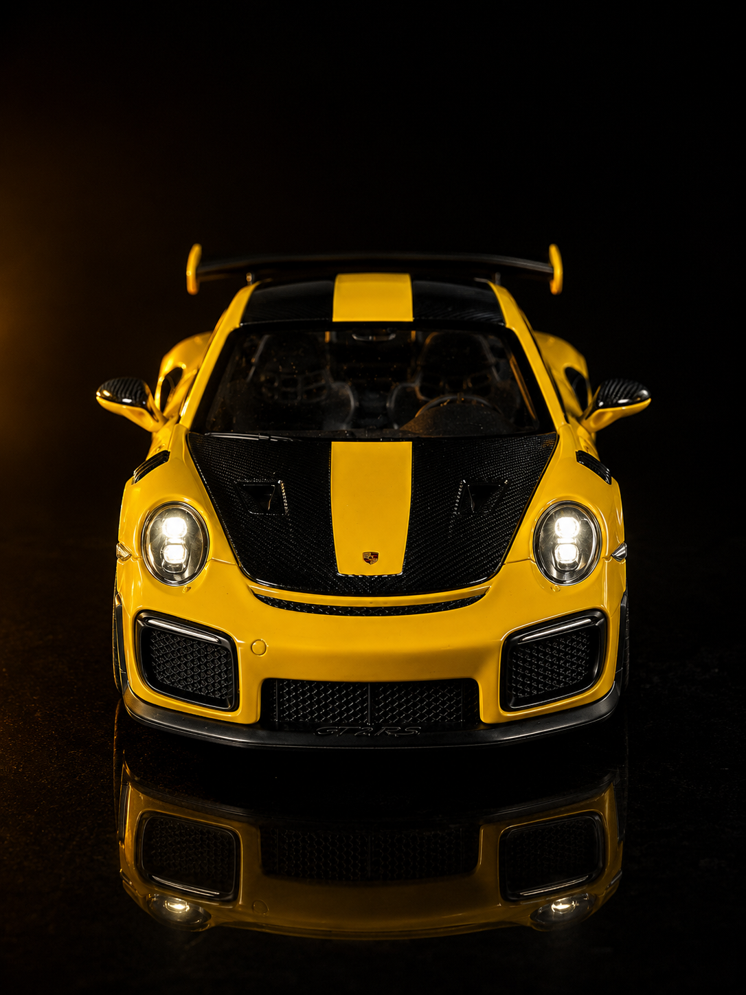 Carro a escala Porsche 911 GT2 RS AMARILLO