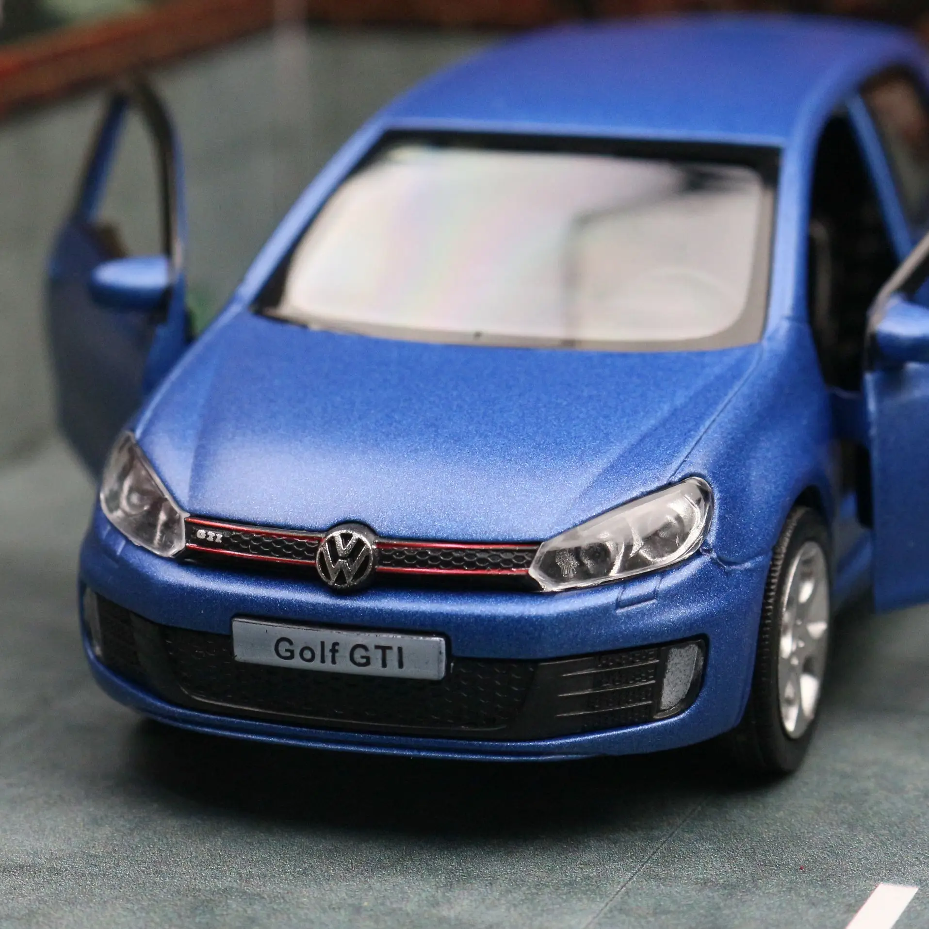 Volkswagen Golf GTI RMZ Escala 1:36 — imagen 5